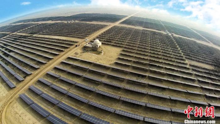 由中国一冶承建的巴基斯坦300兆瓦光伏电站项目，是中巴经济走廊的重点开局工程之一。陈明 摄