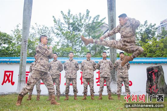 武警官兵正在进行擒敌对抗训练。 武警官兵正在进行擒敌对抗训练。