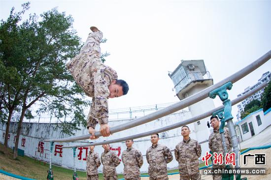 武警官兵正在进行器械训练。 武警官兵正在进行器械训练。