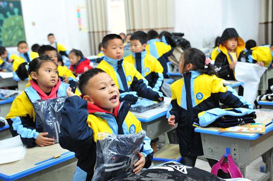 贵州省黔东南苗族侗族自治州从江县贯洞镇第二小学学生穿上新校服。