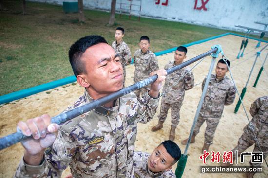 武警官兵正在进行器械训练。 武警官兵正在进行器械训练。