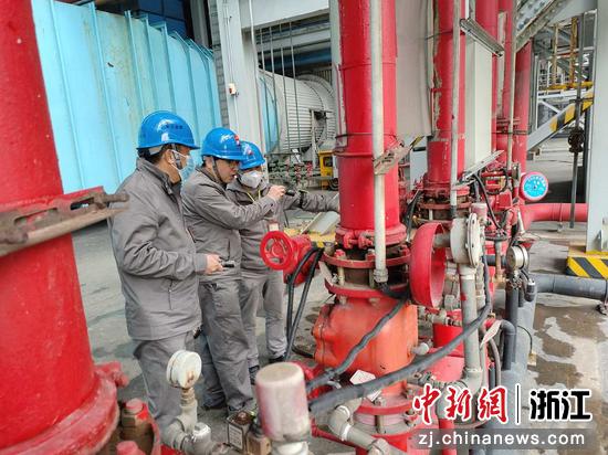 浙能兰溪发电公司员工正在开展防寒防冻现场检查。杨银 摄