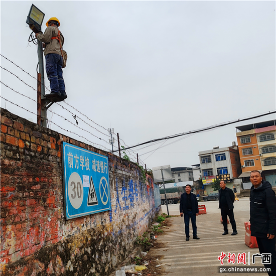 明阳社区人大代表到现场查看路灯安装情况。候莹莹  供图