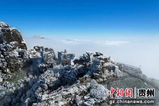 2023年12月20日,游客在世界自然遗产地梵净山景区赏雪游玩。李鹤摄
