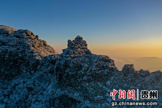 2023年12月20日,在世界自然遗产地梵净山景区拍摄的冬雪美景。李鹤摄