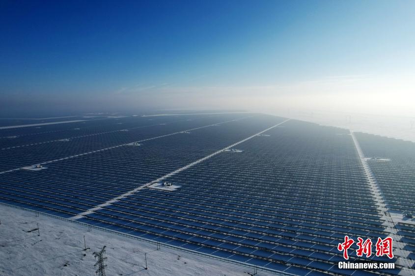 （追著雪花看新疆）新疆木壘：集中連片太陽能光伏板如藍色海洋
