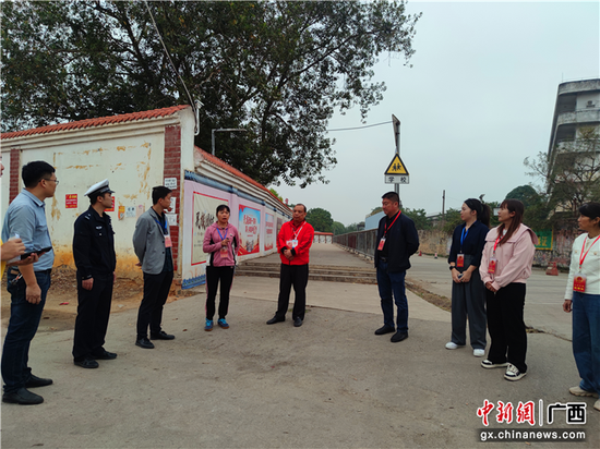 11月30日，在吴圩镇人大的协调促进下，相关单位在学校门口召开现场协调会议。候莹莹  供图