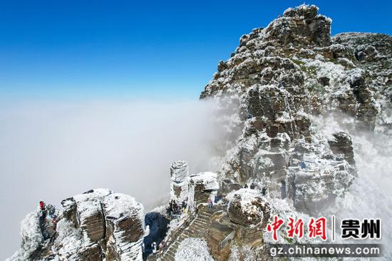 2023年12月20日，游客在世界自然遗产地梵净山景区赏雪游玩。李鹤摄