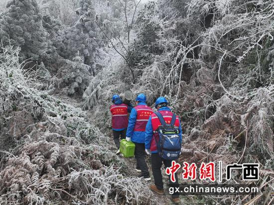 网络保障小分队顶风冒雪上山保障通信网络。