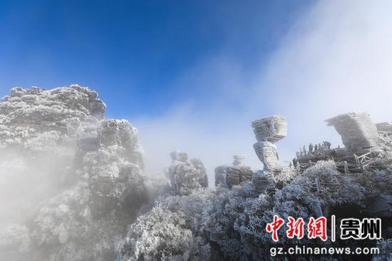 2023年12月20日，游客在世界自然遗产地梵净山景区赏雪游玩。李鹤摄