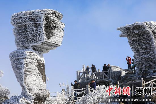 2023年12月20日,游客在世界自然遗产地梵净山景区赏雪游玩。李鹤摄