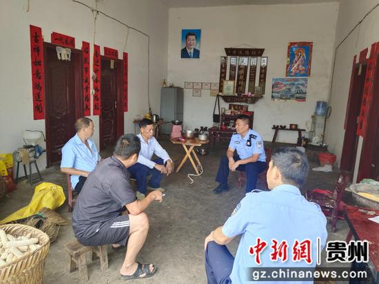 王鹏处警开展调解工作。笃山中心派出所供图