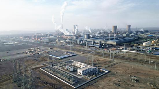 生产运行中的鄯善“煤电硅”一体化绿色循环经济产业园区航拍。刘栋 摄