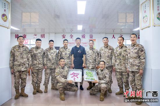 官兵们展示自己包的饺子。