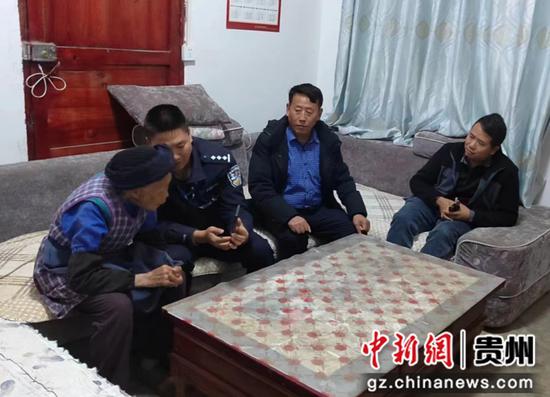 王鹏到张正荣老人家里帮其与找到的亲人联系。笃山中心派出供图