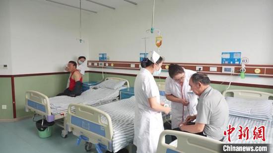 资料图：贵州福泉市中医医院的老年病科。曾浩洋 摄
