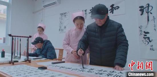 图为贵州兴义市安佳坪东颐养园的老人们正在练习书法。曾浩洋 摄