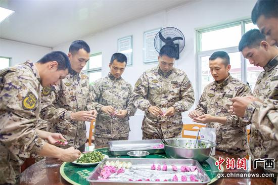 官兵们正在包饺子。