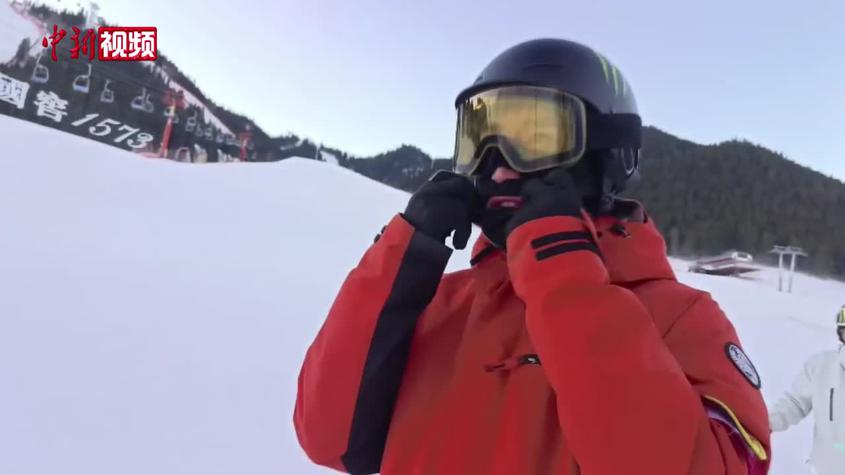 颯！新疆小伙從天山山脈速降滑雪上班