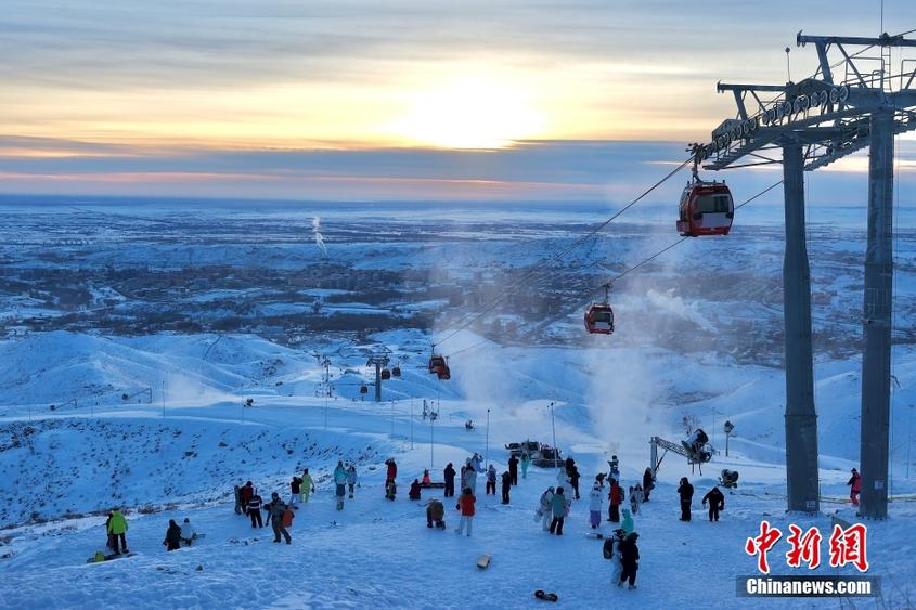 （追著雪花看新疆）雪山上的派對 北疆滑雪潮青春逼人