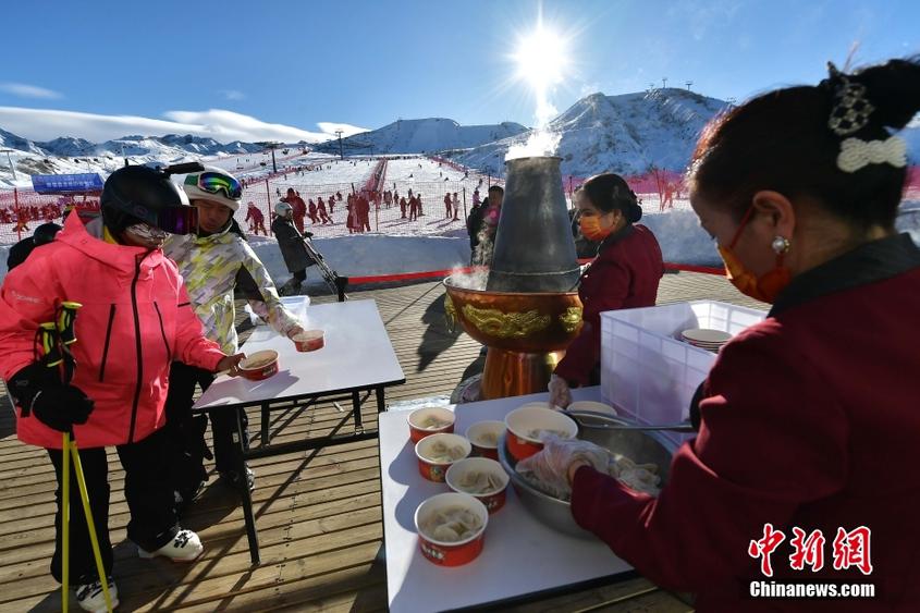 （追着雪花看新疆）新疆阜康：滑雪场冬至日送饺子