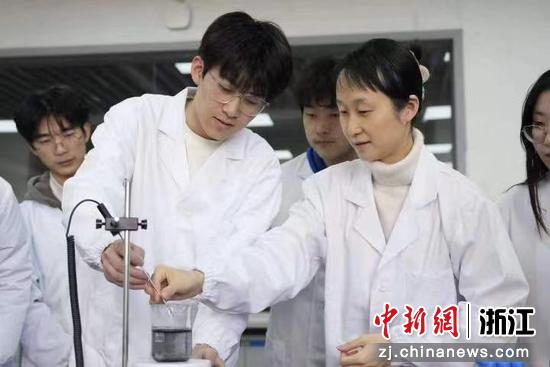 杭职院生态健康学院师生帮助企业改进产品工艺。杭州职业技术学院供图