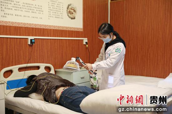 医生在井坝村医疗延伸服务点中医病房为病人进行针灸。王婵娟 摄