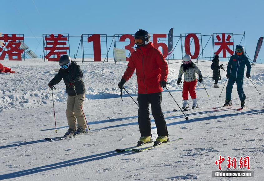 （追着雪花看新疆）游客乐享可可托海滑雪季