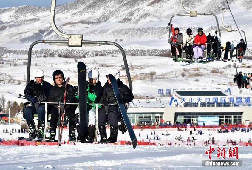 （追著雪花看新疆）新疆阜康：天山天池國際滑雪場“火熱”