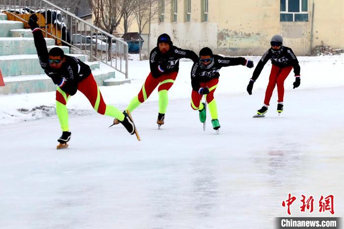 （追着雪花看新疆）新疆兵团少年乐享冰上“速度与激情”