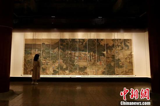 在北京故宫文华殿展出的《韩琦昼锦堂图》通景屏吸引参观者。易海菲 摄