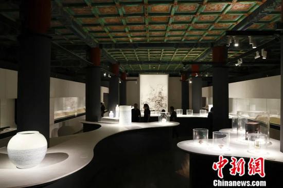 以书房为核心，“照见天地心——中国书房的意与象”大展上，展厅呈现出曲水流觞的展台布置。盛佳鹏 摄