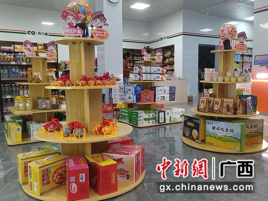 图为农网丹八桂店内丰富的商品陈列。廖普 摄 图为农网丹八桂店内丰富的商品陈列。廖普 摄