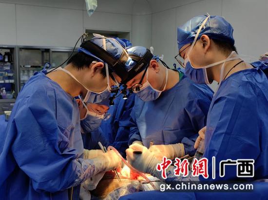 广西区人民医院劈离式肝移植救活两名成人取得新突破