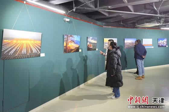 天津市建卫619周年美术摄影作品展现场。刘俊苍 摄