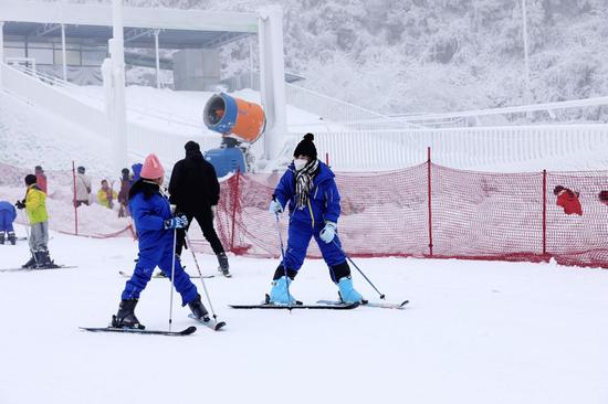 游客体验滑雪。郭君海 摄