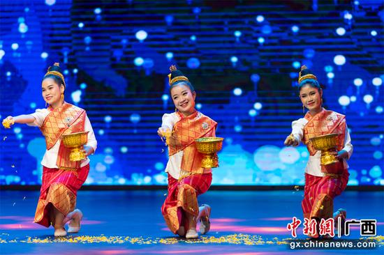老挝传统舞蹈表演《祝福》。广西广播电视台供图