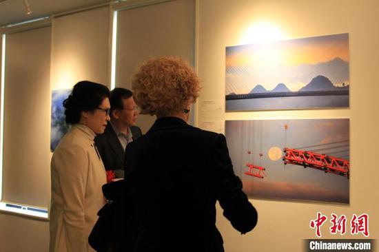 12月26日，2023多彩贵州·第十六届中国原生态国际摄影大展巡展在日本东京举办。图为活动现场。（主办方供图）