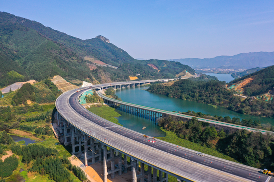 桂柳高速四改八建成通车进一步优化运输环境。 广西交投集团供图