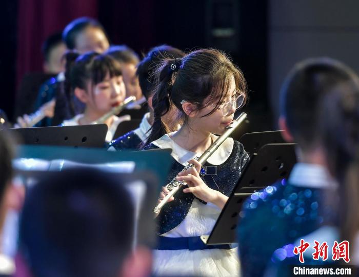 乌鲁木齐：少年交响管乐团奏响新年音乐会