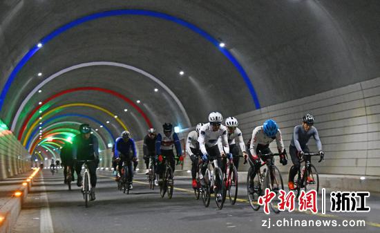选手在隧道中骑行。中新社发 王华斌 摄