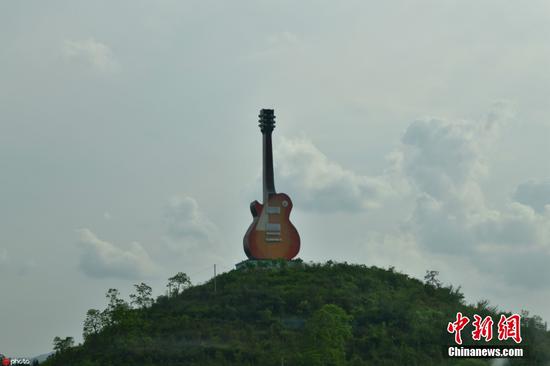 正安县一座山头上，立着一把吉他实物造型，十分显眼。瞿宏伦 摄