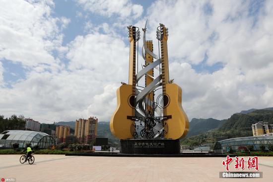 图为正安吉他文化广场上的吉他雕塑。瞿宏伦 摄