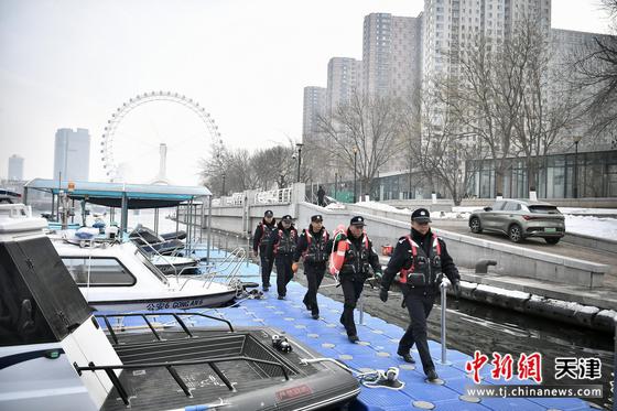民警对河流、池塘等重点区域进行巡查。 天津市公安局供图
