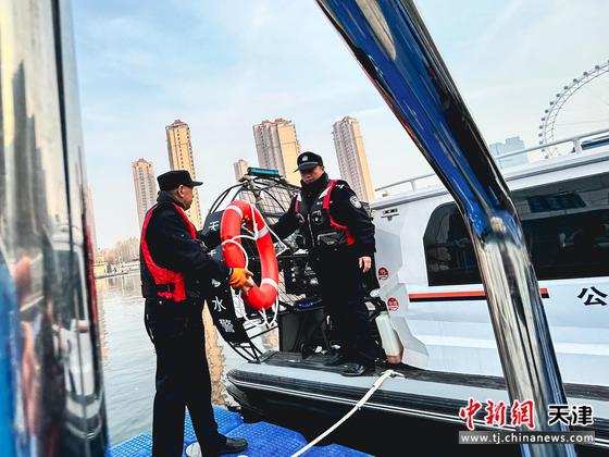 民警配备高科技现代化救援装备，加强坠冰落水应急救援处置工作。 天津市公安局供图