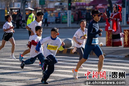 2023年12月31日，参赛选手在贵州省毕节市威宁彝族回族苗族自治县参加万人万米长跑赛活动。