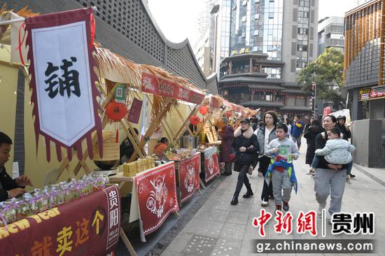 12月31日，市民游客在贵阳市南明区曹状元街区游玩打卡。