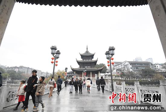 12月31日，市民旅客在贵阳市甲秀楼游玩打卡。