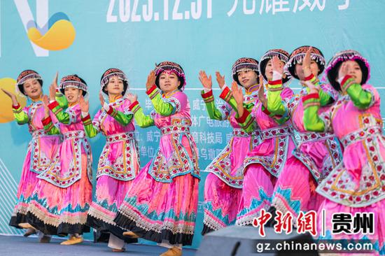2023年12月31日，演员在贵州省毕节市威宁彝族回族苗族自治县万人万米长跑赛活动现场表演舞蹈。
