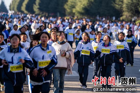 2023年12月31日，参赛选手在贵州省毕节市威宁彝族回族苗族自治县参加万人万米长跑赛活动。